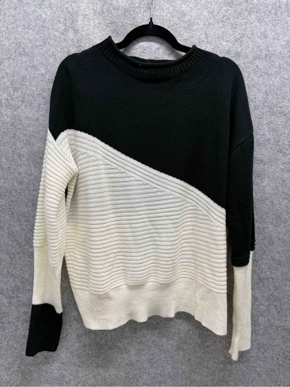 Black & White Diagonal Colorblock Crewneck Sweater - Womens M - Basics Casual